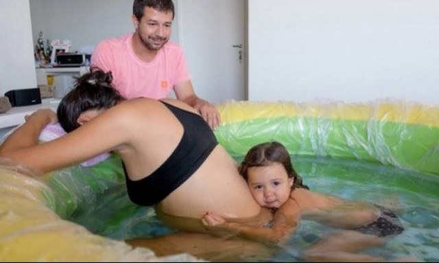 Ήθελε να γεννήσει στο σπίτι - Τα κατάφερε με τη «βοήθεια» της μικρής της κόρης!