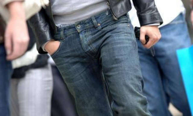 Εσείς το ξέρατε; Γιατί τα τζιν έχουν κουμπάκια στις τσέπες – Θα εκπλαγείτε από την απάντηση