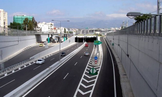 Φωτιά σε βυτιοφόρο στην Αττική Οδό – Κυκλοφοριακό «έμφραγμα»