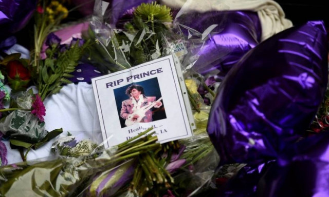 Η στιγμή που οι στάχτες του Prince μεταφέρονται στο μυστικό μέρος όπου θα τοποθετηθούν (photos)