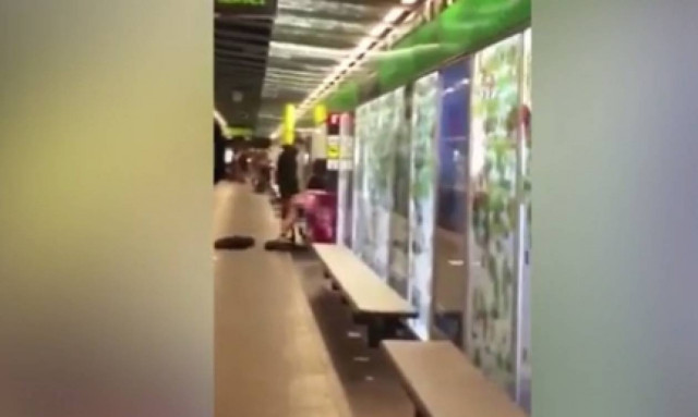 Απίστευτο! Ασυγκράτητο ζευγάρι έκανε σεξ στο μετρό μπροστά σε δεκάδες επιβάτες (video)