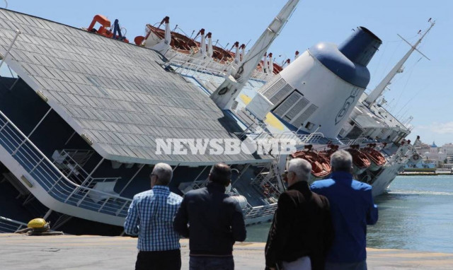 Παραλίγο να βυθιστεί στο λιμάνι του Πειραιά το «Παναγία Τήνου» (pics&vid)