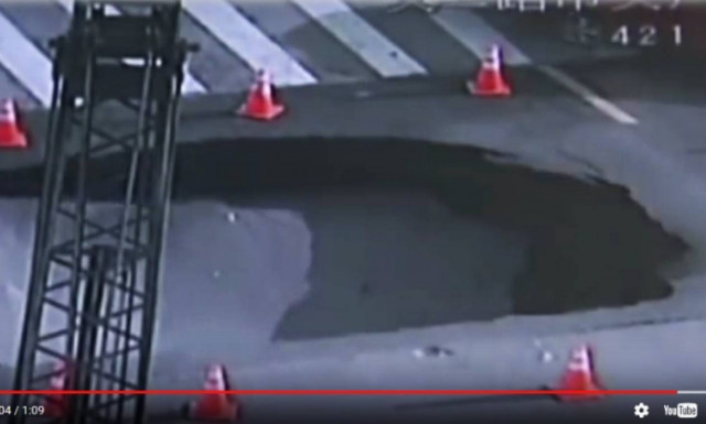 Η τρομακτική στιγμή που μια τεράστια τρύπα «καταπίνει» λεωφόρο και η κίνηση συνεχίζεται (Vid)