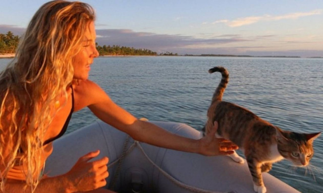 Η καπετάνισσα που αρμενίζει τα πέλαγα με τη γάτα της! (pics)