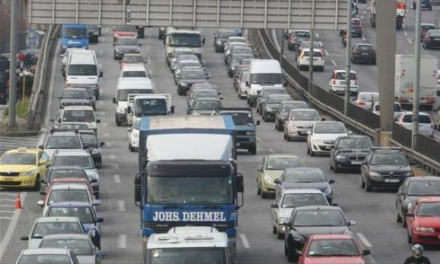 Κυκλοφοριακό χάος στην Αθηνών - Λαμίας εξαιτίας ενός... στρώματος!