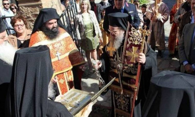 Ο Τίμιος Σταυρός από την Μονή Ξηροποτάμου στην Αρναία Χαλκιδικής  (video)