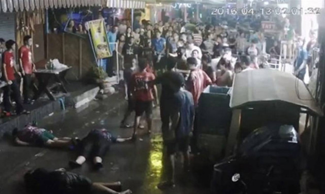 Βίντεο - σοκ: Άγριος ξυλοδαρμός οικογένειας στην Ταϊλάνδη (Σκληρές εικόνες)