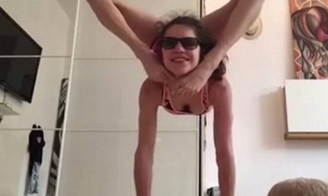 Απίστευτο βίντεο: Φορά τα γυαλιά της με τα… πόδια!