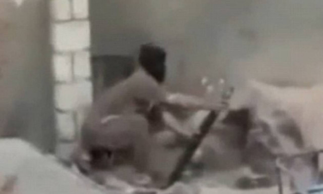 Ο τζιχαντιστής περίγελος του διαδικτύου: Έσκασε όλμος στα χέρια του! (video)