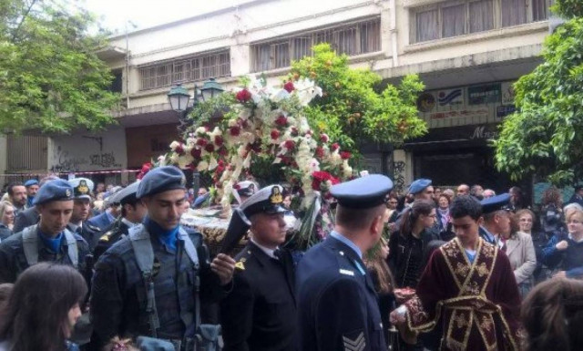 Πλήθος κόσμου στην περιφορά του Επιταφίου του Αγίου Μηνά στη Θεσσαλονίκη
