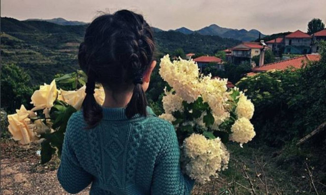 Στολίζει τον επιτάφιο με την κόρη της η...