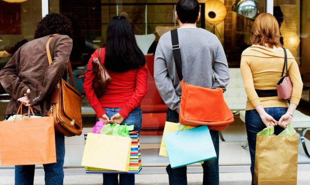 Εορταστικό ωράριο: Πώς θα λειτουργήσουν τα καταστήματα το Μ. Σάββατο