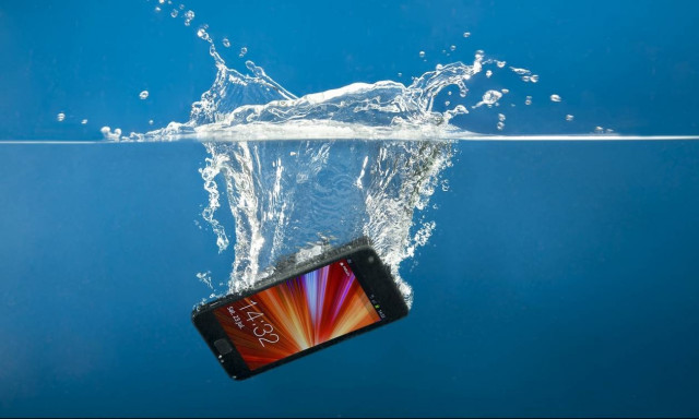 Τι πρέπει να κάνετε μόλις βραχεί ή πέσει μέσα σε νερό το κινητό σας;