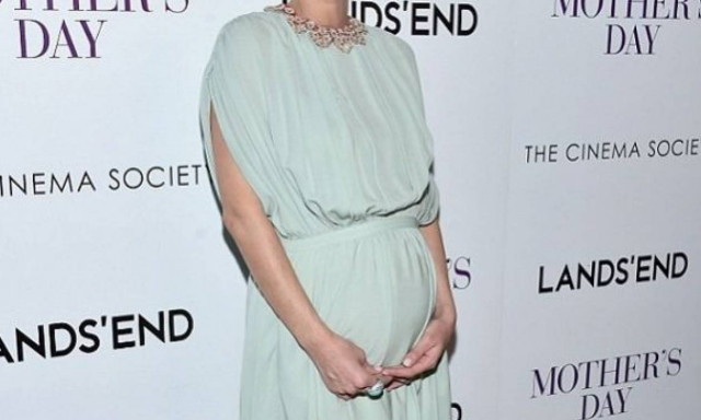 Δείχνει τη φουσκωμένη κοιλίτσα της και είναι πανευτυχής