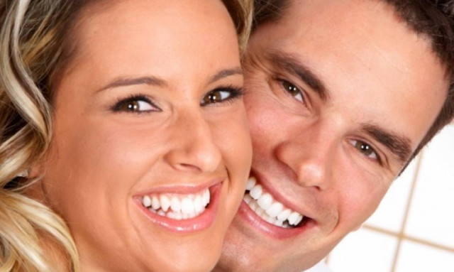 Λευκά δόντια: Με ποιους τρόπους θα τα αποκτήσετε