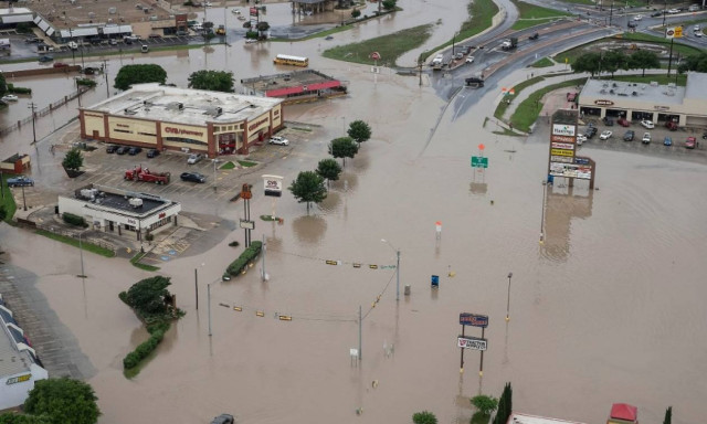 Φονικές πλημμύρες στο Τέξας: Το νερό «κατάπιε» δρόμους και στέγες (vid)