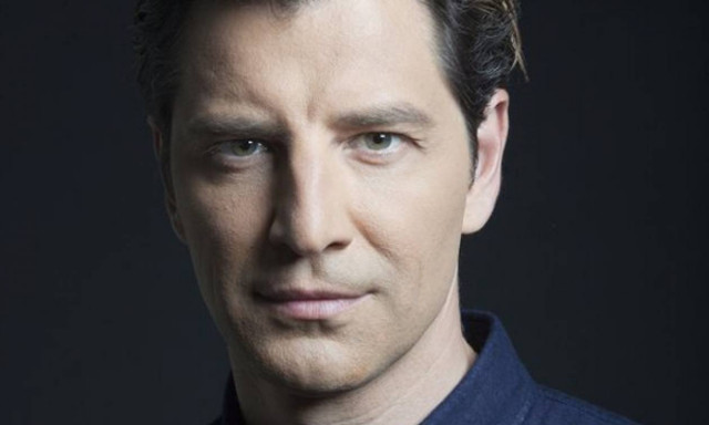 Ο Σάκης κάνει κούνια στον κήπο του σπιτιού του και «ρίχνει» το instagram