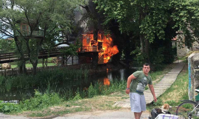 Ανήμερα του Πάσχα πήρε φωτιά το σπίτι του Άη Βασίλη στα Τρίκαλα! (pics+vid)