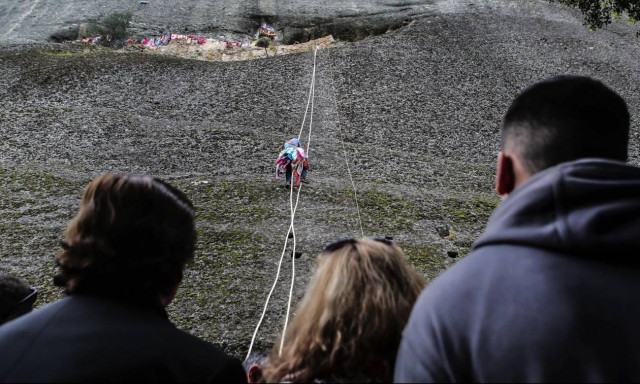 Πάσχα 2016: Αναβίωσε το εντυπωσιακό έθιμο του Άη Γιώργη του Μαντηλά (photos)