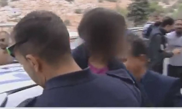 Συγκινητικό βίντεο: Ο αστυνομικός που αγκάλιασε και τύλιξε με το μπουφάν του τη μικρή Μαρία