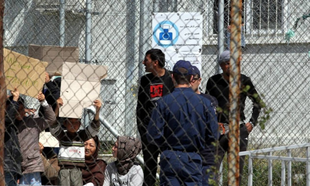 Ξεπερνούν τους 54.000 οι εγκλωβισμένοι πρόσφυγες και μετανάστες στη χώρα