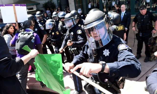 ΗΠΑ: Τραυματίες πέντε αστυνομικοί στο Σιάτλ σε επεισόδια μετά τις πορείες της Πρωτομαγιάς