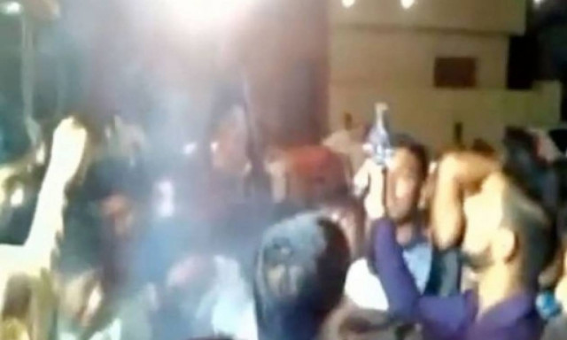Βίντεο σοκ - Πυροβόλησαν γαμπρό στο κεφάλι την ώρα του γάμου