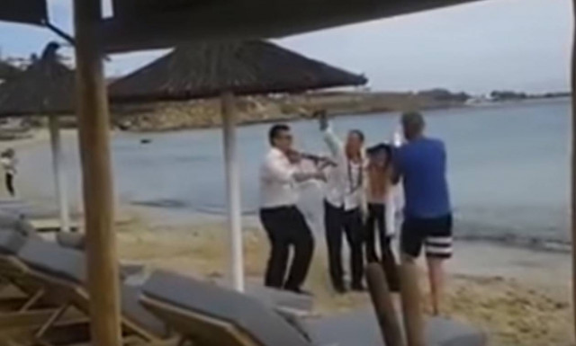 Χαμός στη Μύκονο: Ο τραγουδιστής που παρέσυρε τουρίστρια στη θάλασσα (video)