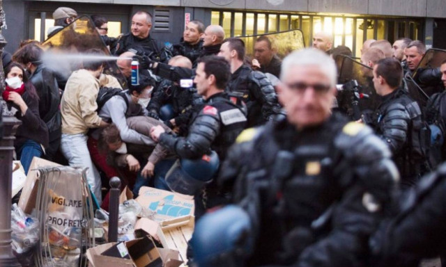 Ταραχές στη Γαλλία με εκκένωση λυκείου που είχαν καταλάβει μετανάστες (pic+vid)