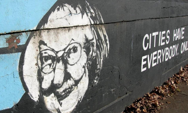 Η Google τιμά με doodle την 100η επέτειο από τη γέννηση της Jane Jacobs (videos+photos)