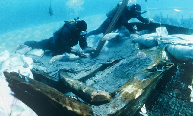 Σκληρές εικόνες: Συγκλονιστικό βίντεο από το ναυάγιο στη Λαμπεντούζα