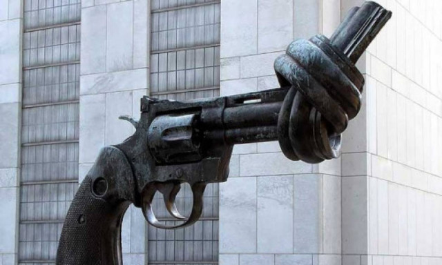 Σουηδία: Πέθανε ο γλύπτης του ρεβόλβερ με την κάννη δεμένη κόμπο
