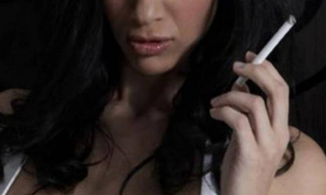 Η αχόρταγη Ελληνίδα αποκαλύπτει: «Σεξ σε πάρκα, πεζούλια, δέντρα»! (photos)