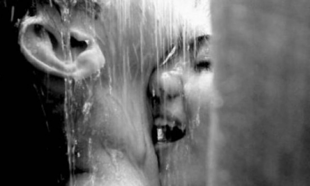 Προσοχή: Αυτοί είναι οι 5 κίνδυνοι που κρύβει το σεξ στο ντους