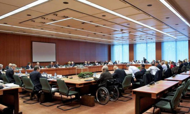 Eurogroup: Οι δανειστές θέλουν μέτρα και η Ελλάδα γραπτή δέσμευση για το χρέος