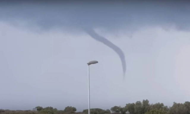 Εντυπωσιακό βίντεο: Υδροστρόβιλος «ένωσε» γη και ουρανό στα Χανιά