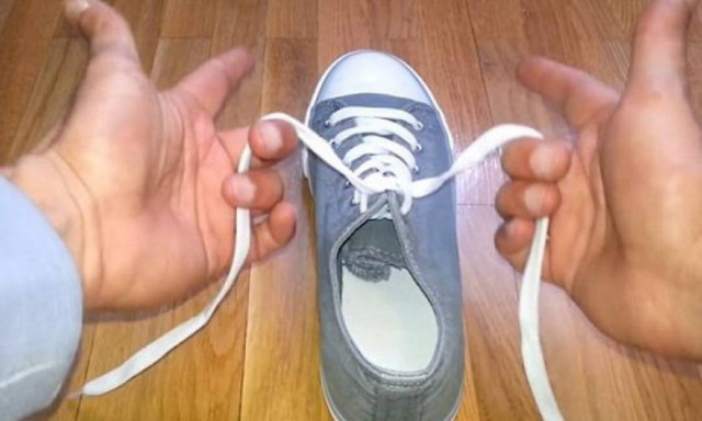 Τρομερό κόλπο: Δένεις λάθος τα κορδόνια σε όλη σου την ζωή! (video)