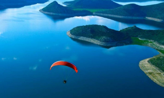 Ανατροπή: Ζωντανός ο τουρίστας που έκανε παρά πέντε -  Είχε πέσει σε γκρεμό