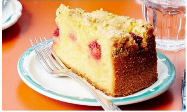 Συνταγή για τη Γιορτή της Μητέρας - Κέικ λεμονιού με μούρα και φιστίκια