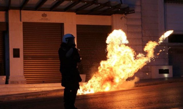 Σοβαρά επεισόδια στην Πλατεία Συντάγματος (pics)