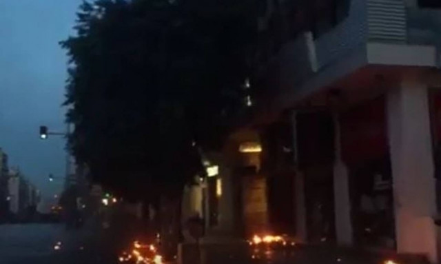 Θεσσαλονίκη: Μολότοφ και πέτρες στα  γραφεία του ΣΥΡΙΖΑ (vid)