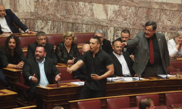 Χάος στη Βουλή - Παππάς σε Σκουρλέτη: Να προσέχει η οικογένειά σου...