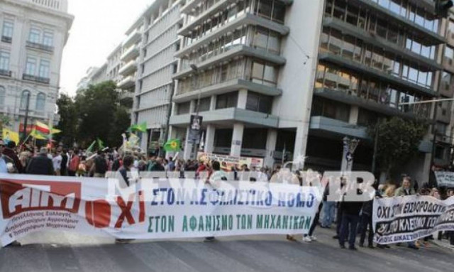 Σε εξέλιξη το συλλαλητήριο της ΑΔΕΔΥ στην πλατεία Συντάγματος (pics)