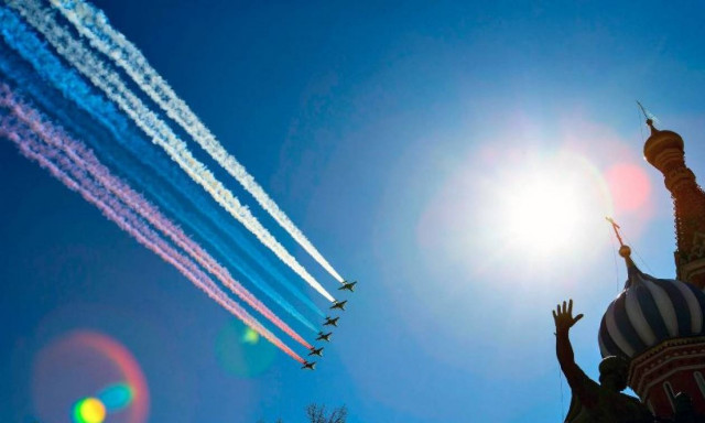 Ρωσία: Δείτε τη μεγαλειώδη παρέλαση στην Κόκκινη Πλατεία υπό το βλέμμα του Πούτιν (Vid)