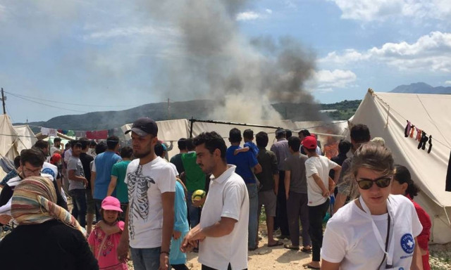 Ιωάννινα: Φωτιά στον προσφυγικό καταυλισμό στον Κατσικά (pics)