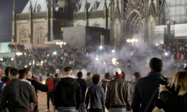 «Δεν πρέπει να με αγγίζεις»: Νέο βίντεο-σοκ από τις σεξουαλικές επιθέσεις στην Κολωνία (Pics & Vid)