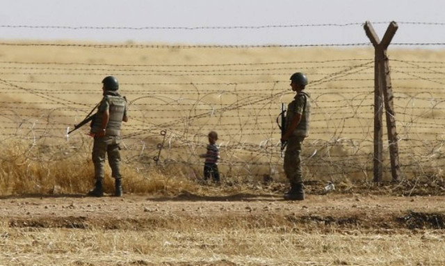 Σοκαριστικές εικόνες: Τούρκοι πυροβολούν και ξυλοκοπούν πρόσφυγες στα σύνορα (video)