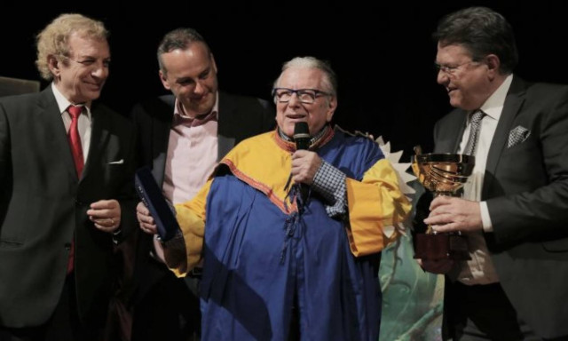 Ο κ. Σοφοκλής Ξυνής βράβευσε το μεγάλο Έλληνα ηθοποιό Κώστα Βουτσά