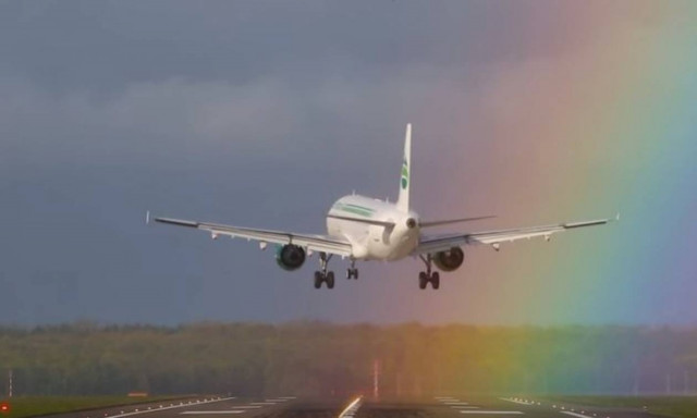 Μοναδικές εικόνες: Airbus προσγειώνεται μέσα σε ουράνιο τόξο! (pic+vid)