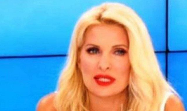 Της βγήκε το στήθος έξω! (video)